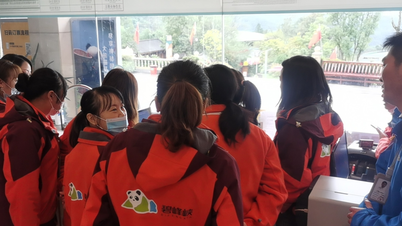 蓝狮注册员工在碧峰峡景区现场进行景区票务系统培训图